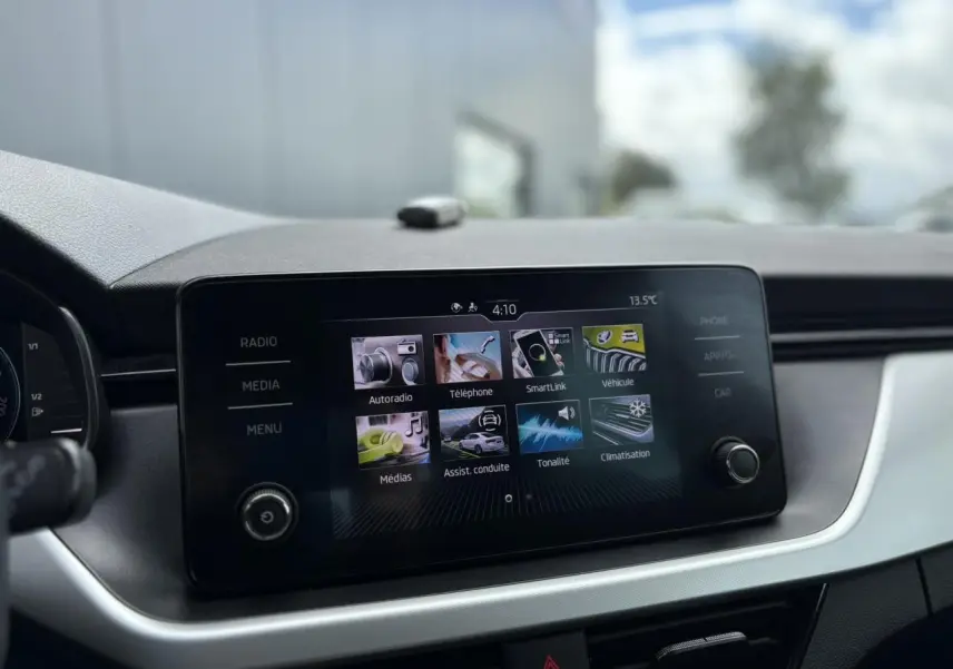 Écran tactile central du Skoda Kamiq Ambition 2024, affichant les menus SmartLink et assistances à la conduite.