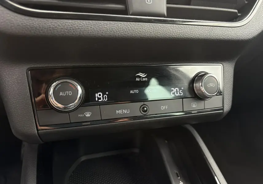 Panneau de commande de la climatisation automatique bi-zone du Skoda Kamiq TSI 110 DSG Ambition, vue frontale intérieure.