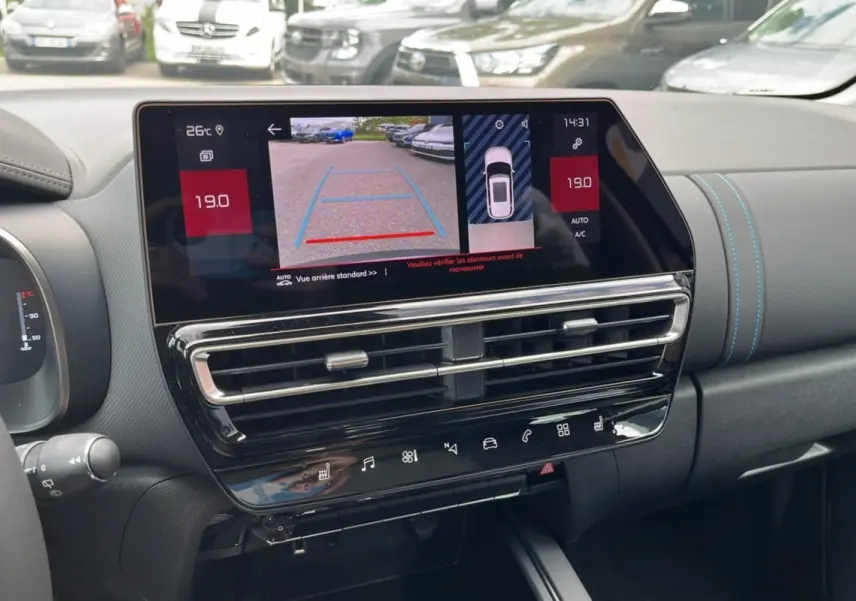 Vue intérieure du tableau de bord du Citroën C5 Aircross Hybrid 2025 avec écran tactile affichant la caméra de recul.