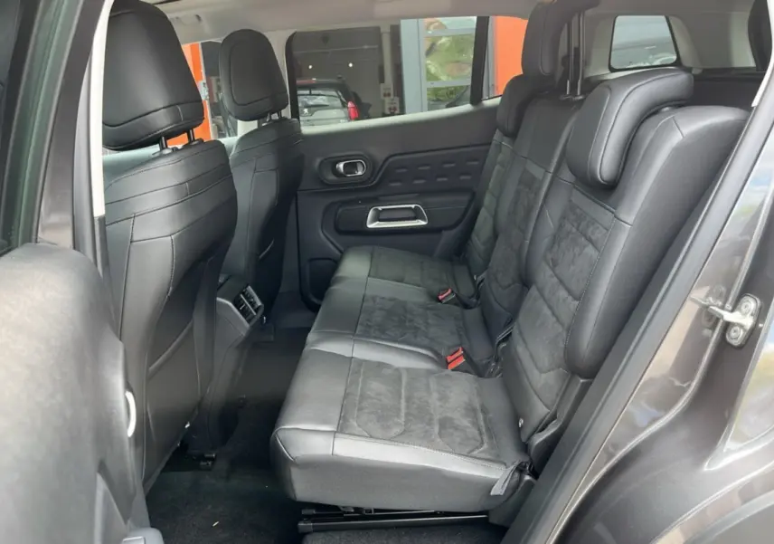 Vue intérieure côté droit des sièges arrière en cuir noir du Citroën C5 Aircross Hybrid 2025 gris platinium.