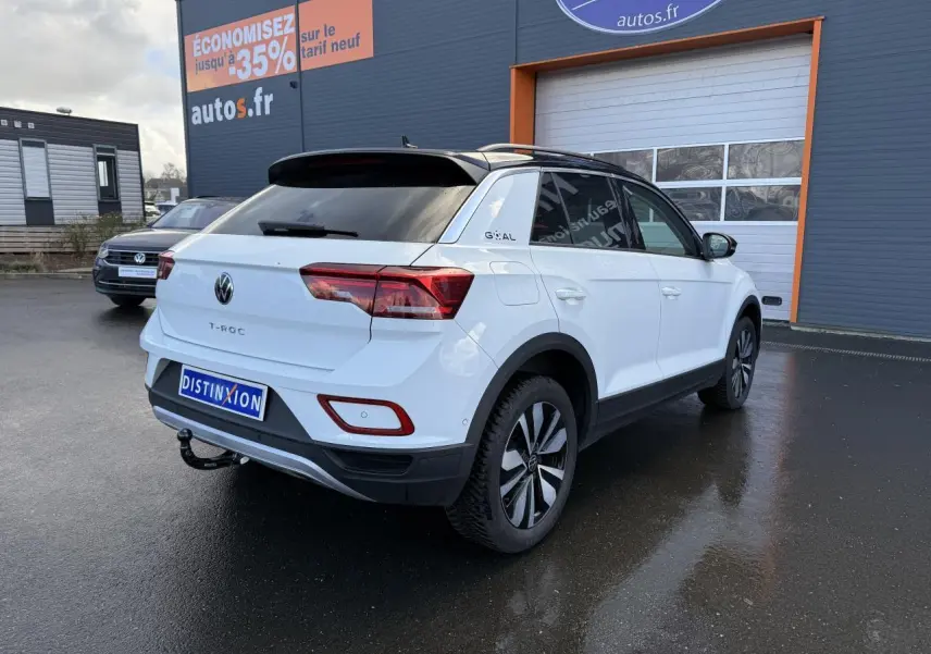 Volkswagen T-Roc blanc pur vu en 3/4 arrière droit avec attelage amovible et jantes alliage Zürich.