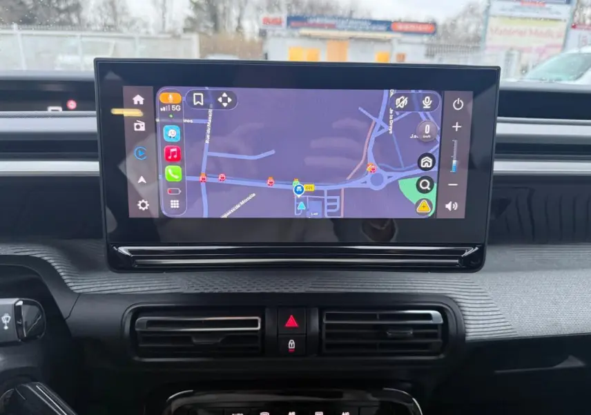Écran tactile central du tableau de bord de la Citroën C3 2025 gris, affichant la navigation GPS.