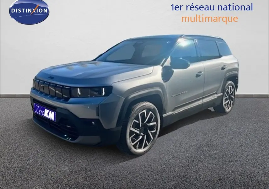 Jeep Compass MHEV 145ch Summit gris Yosemite métal avec toit noir, vue 3/4 avant droit sur fond neutre.