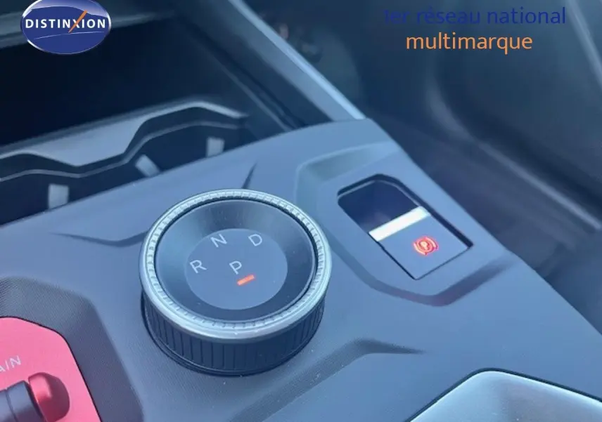 Gros plan sur la molette de sélection de vitesses et le frein à main électronique dans l’habitacle du Jeep Compass gris Yosemite.