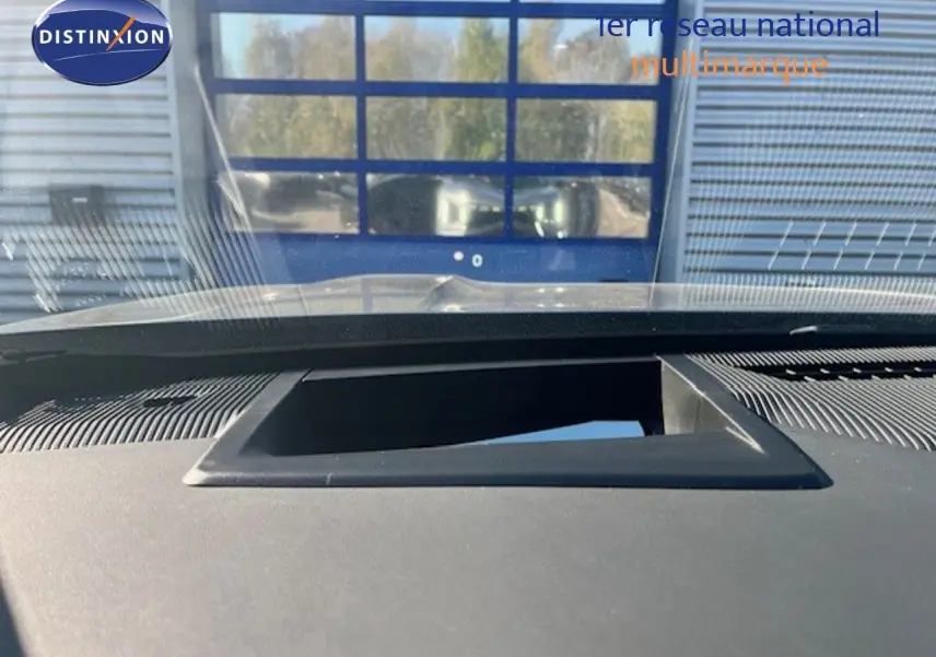 Vue intérieure du tableau de bord du Jeep Compass 2026, mettant en valeur l'écran escamotable au centre.