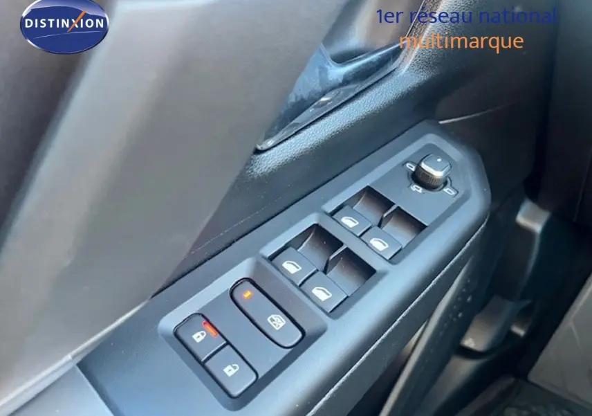 Gros plan sur la commande des vitres et rétroviseurs côté conducteur du Jeep Compass gris Yosemite métal avec toit noir.