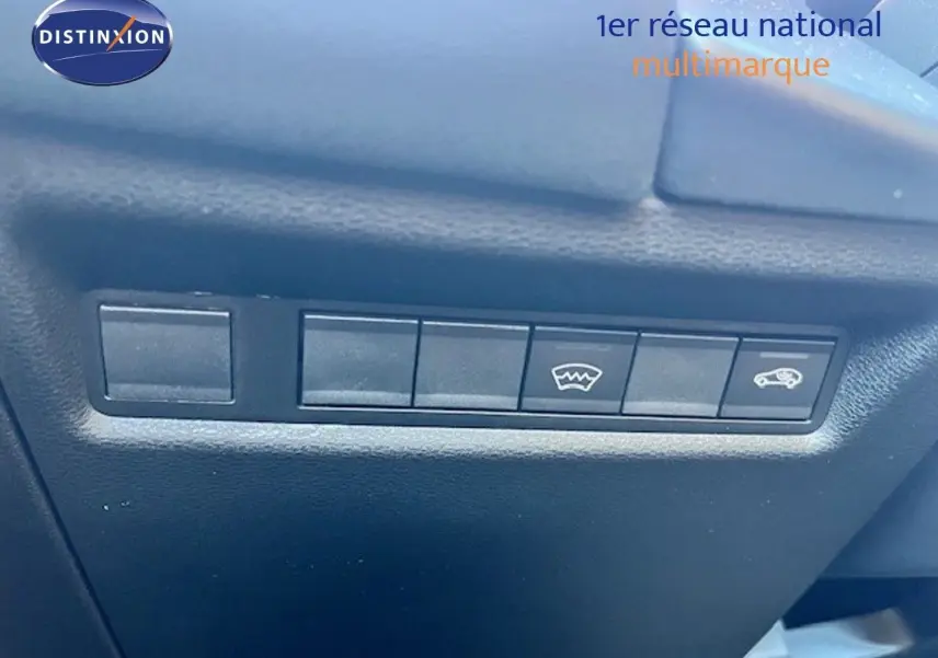 Gros plan sur les boutons de commande intérieurs noirs du tableau de bord d’un Jeep Compass gris Yosemite 2026.