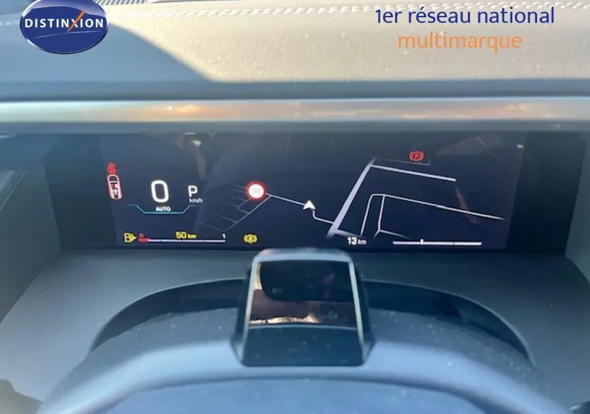Tableau de bord numérique du Jeep Compass 2026, affichage de la navigation et vitesse à l'arrêt, intérieur noir.
