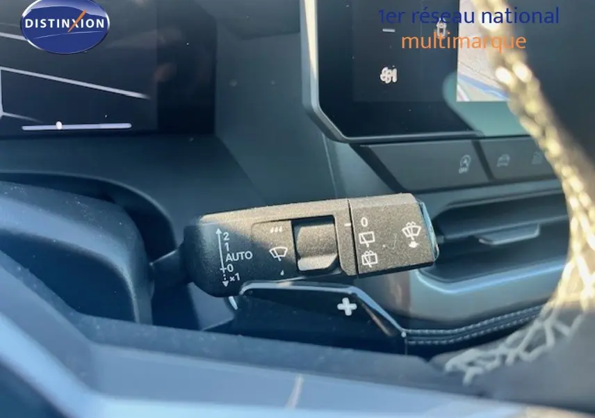 Gros plan sur la commande d’essuie-glace à gauche du volant dans l’habitacle noir du Jeep Compass 2026.