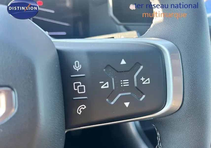 Gros plan sur les commandes multifonctions du volant du Jeep Compass 2026, finition Summit gris Yosemite métal.