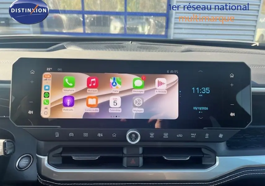 Tableau de bord du Jeep Compass 2026 avec écran tactile large et commandes intégrées, intérieur noir moderne.