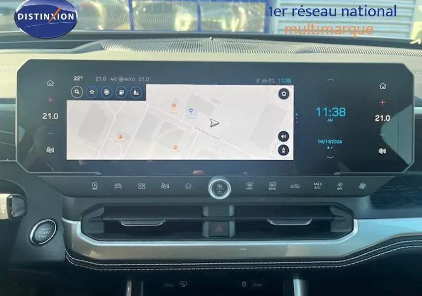 Vue intérieure centrée sur l’écran tactile large du tableau de bord du Jeep Compass 2026, finition Summit.