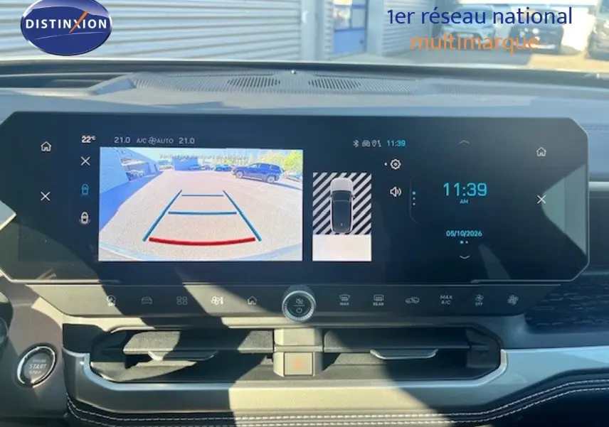 Vue intérieure du tableau de bord du Jeep Compass 2026, écran tactile affichant la caméra de recul et l'heure, ambiance moderne.