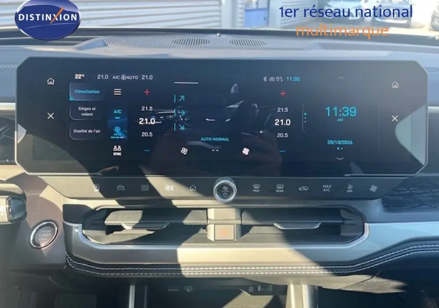Vue rapprochée du tableau de bord numérique du Jeep Compass 2026, avec écran tactile et commandes climatisation.