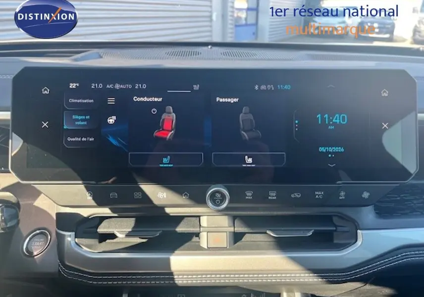 Vue rapprochée de l’écran tactile central du Jeep Compass 2026, affichant les réglages des sièges chauffants.