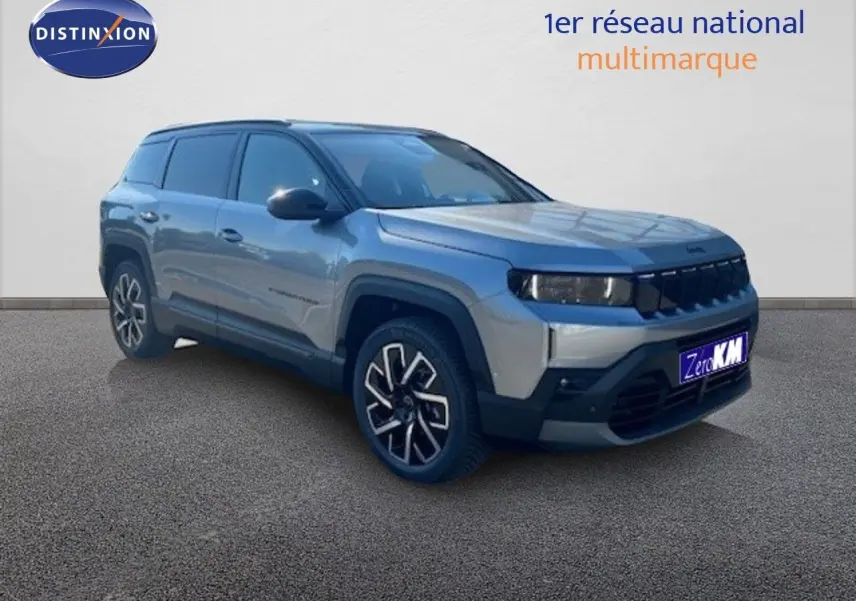 Jeep Compass 2026 gris Yosemite métal avec toit noir, vue 3/4 avant mettant en valeur ses jantes distinctives.