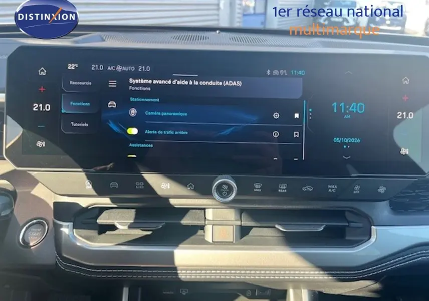 Vue intérieure du tableau de bord du Jeep Compass 2026, écran tactile affichant les aides à la conduite, finition noire élégante.