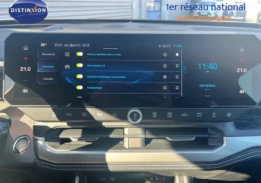 Vue du tableau de bord du Jeep Compass 2026 MHEV, écran tactile large affichant les aides à la conduite, finition moderne noire.