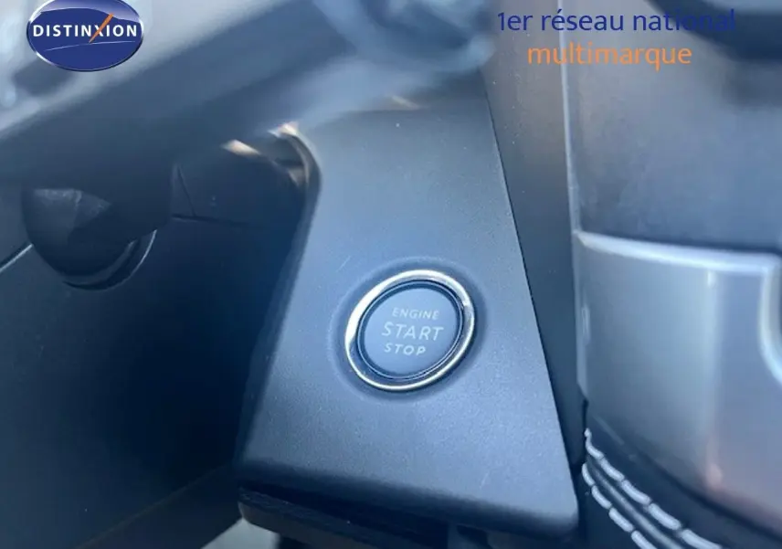 Bouton moteur start/stop en gros plan sur le tableau de bord intérieur d’un Jeep Compass gris Yosemite 2026.