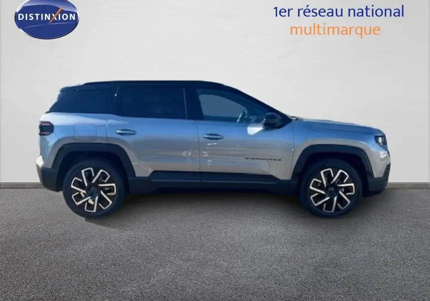 Jeep Compass MHEV 145ch Summit gris Yosemite métal avec toit noir, vue profil côté gauche sur fond neutre.