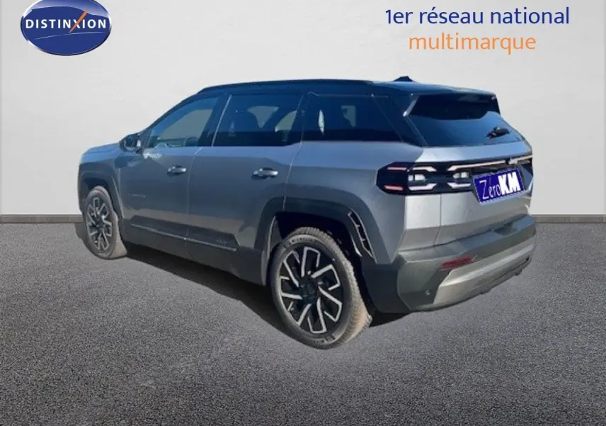 Jeep Compass MHEV 145ch Summit gris Yosemite métal avec toit noir, vue 3/4 arrière droit sur fond neutre.