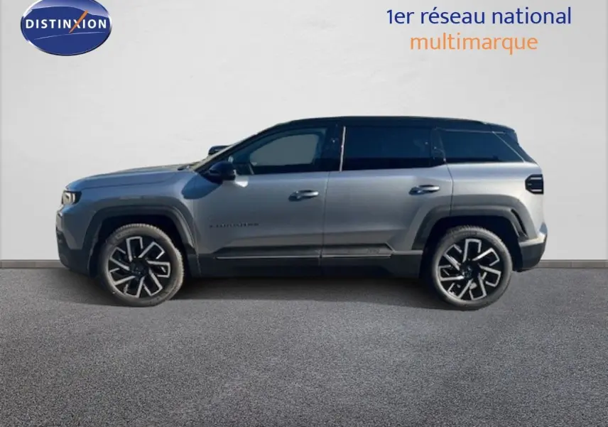 Profil droit d'un Jeep Compass 2026 gris Yosemite métal avec toit noir, soulignant ses jantes alliage noires et design robuste.