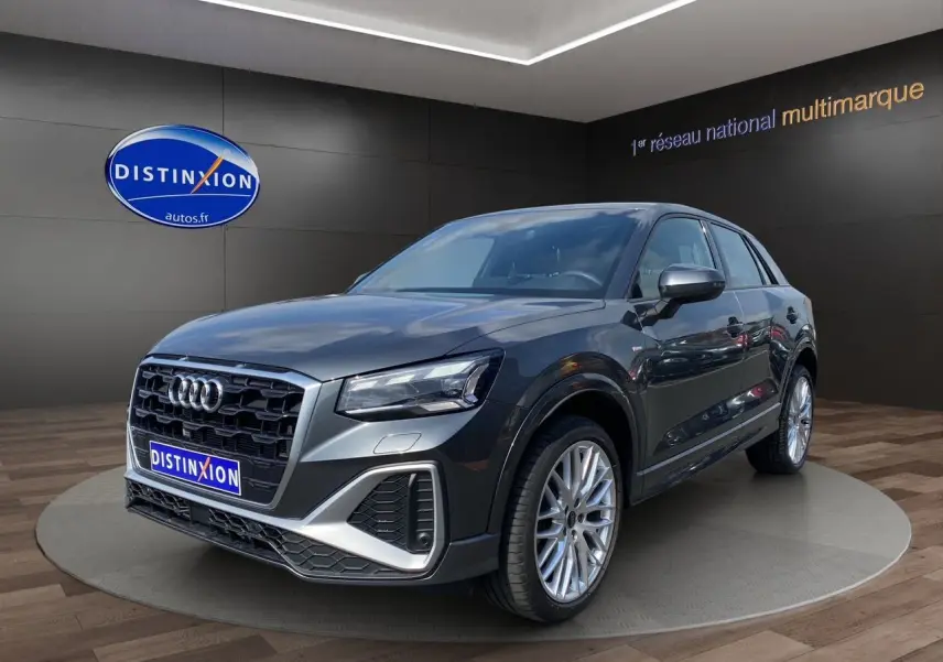 Audi Q2 gris Daytona en 3/4 avant droit, avec jantes aluminium 19 pouces et calandre noire distinctive S line.