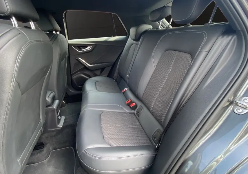 Vue intérieure côté droit des sièges arrière en cuir gris noir de l'Audi Q2 2024 finition S line.