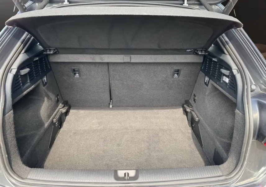 Coffre ouvert vu de l'arrière d'un Audi Q2 35 TDI S-Line gris Daytona avec hayon électrique.
