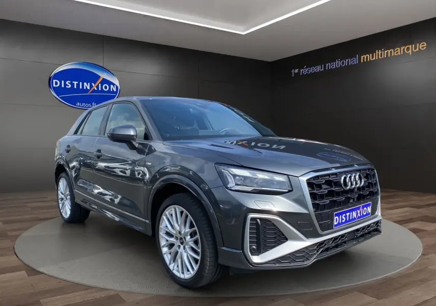 Audi Q2 gris Daytona en 3/4 avant droit, avec jantes aluminium Audi Sport et calandre noire S line.