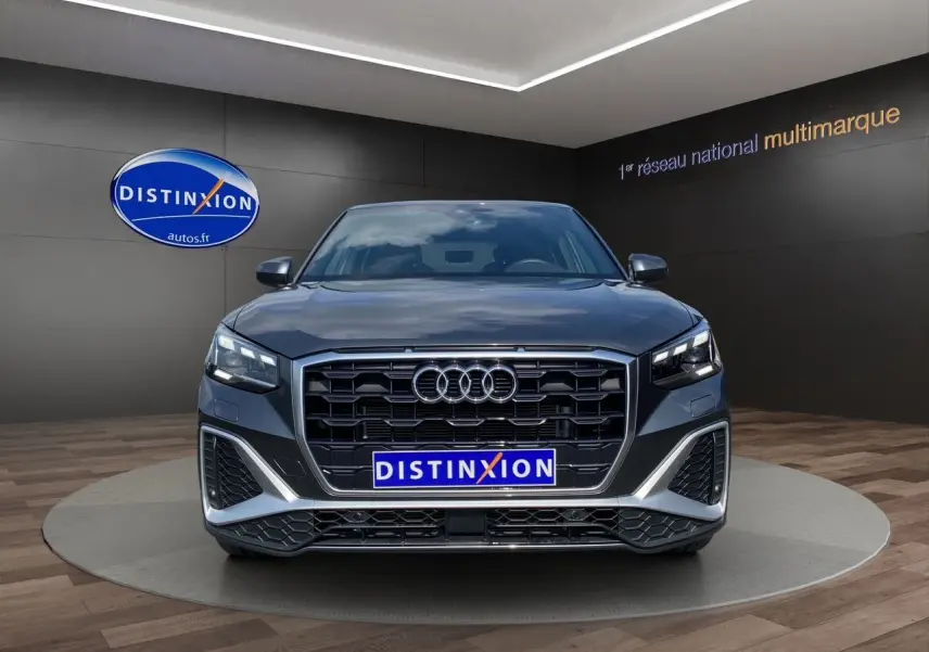 Audi Q2 gris Daytona vue de face, mettant en valeur la calandre noire et les phares Matrix LED distinctifs.