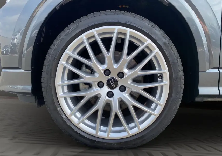 Gros plan sur la jante aluminium Audi Sport 19 pouces en Y du côté avant droit du Q2 gris Daytona.