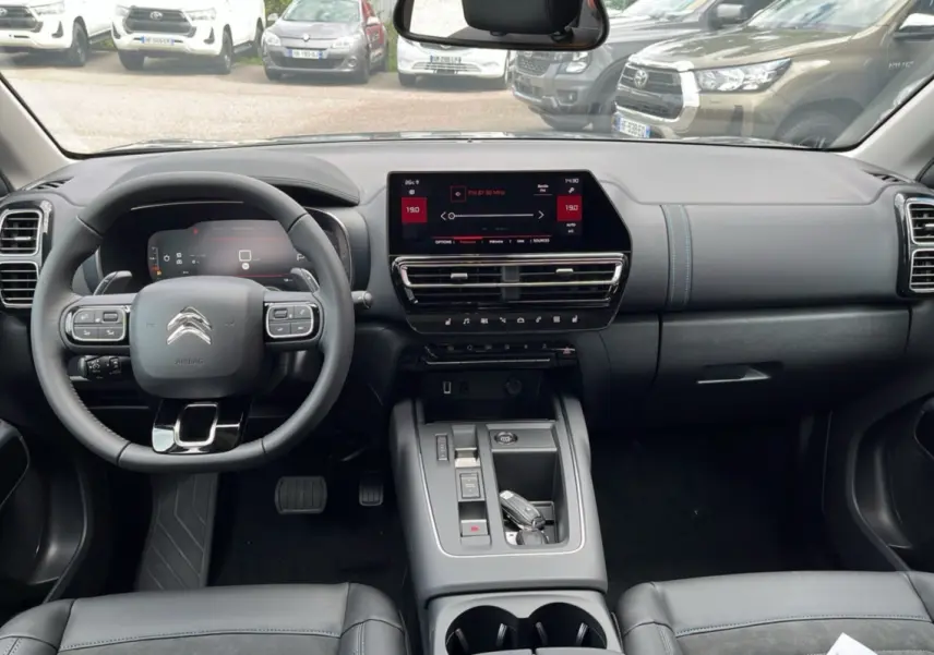 Intérieur du Citroën C5 Aircross Hybrid 145 E-DSC6 Max To 2025, vue frontale du tableau de bord et volant noir.