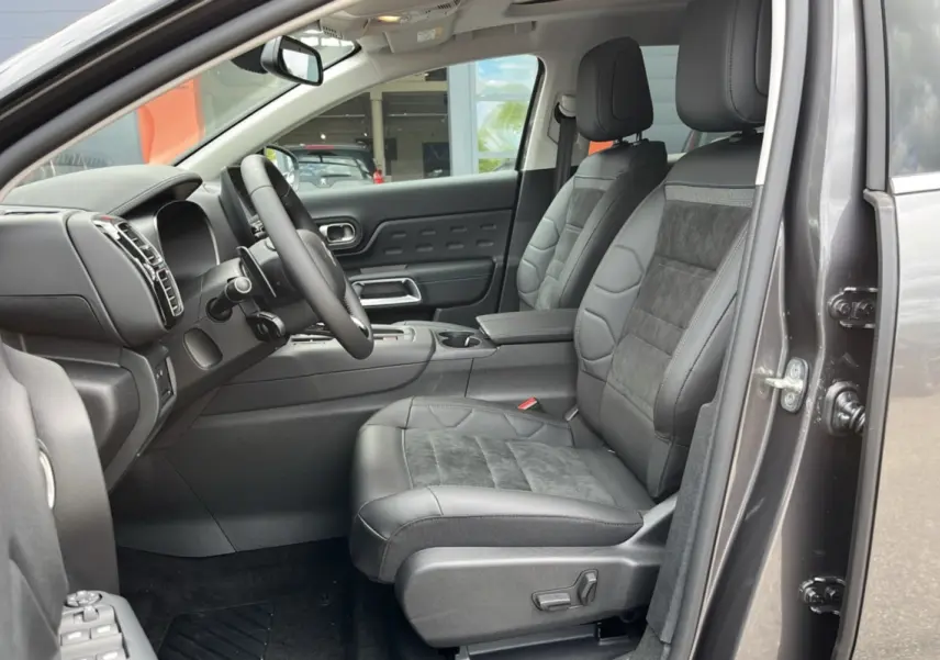 Intérieur du Citroën C5 Aircross Hybrid 2025, vue côté gauche, sièges cuir et alcantara gris avec tableau de bord moderne.