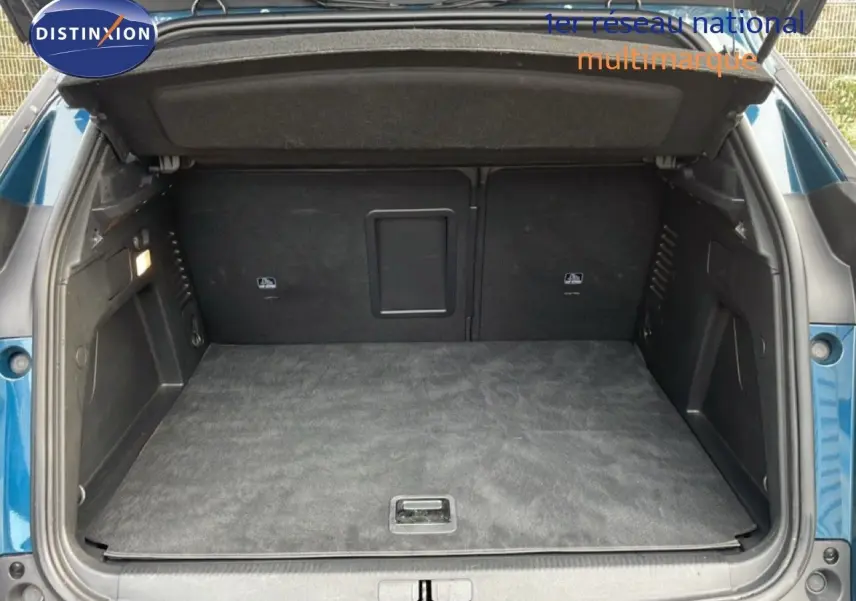 Coffre ouvert du Peugeot 3008 bleu Célèbes Métal, vue arrière montrant l'espace de chargement vide et propre.