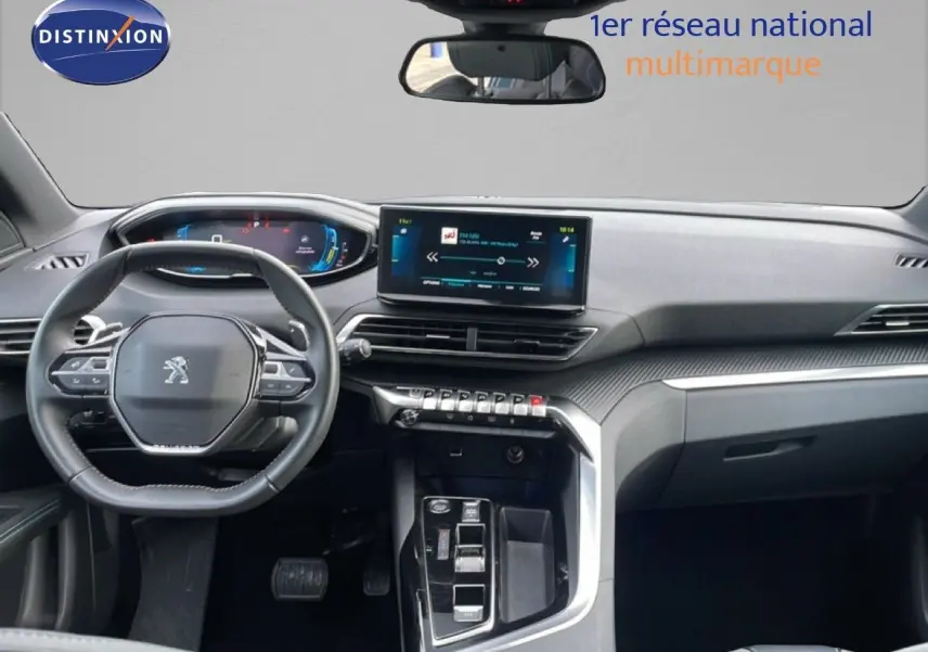 Vue intérieure du tableau de bord et volant de la Peugeot 3008 hybride 2024, avec écran tactile et finition noire.
