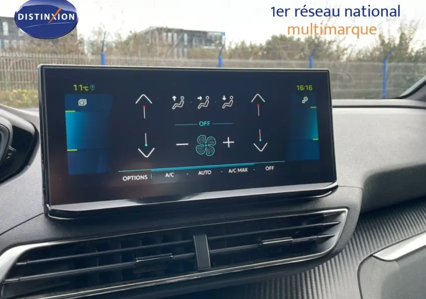 Vue intérieure du tableau de bord du Peugeot 3008 2024, écran tactile affichant la climatisation, ambiance moderne et épurée.