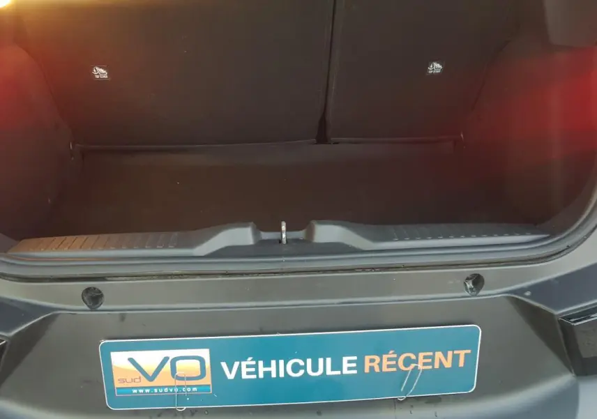 Coffre ouvert d'une Citroën C3 noire 2025, vue arrière rapprochée avec plaque Véhicule Récent visible.