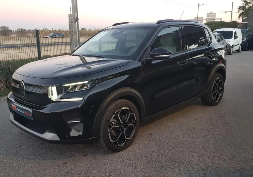 SUV Citroën C3 noir vu en 3/4 avant droit, avec barres de toit et jantes alliage 17 pouces visibles.