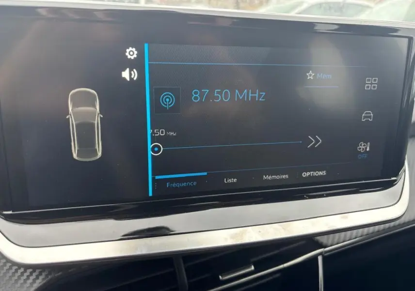 Écran tactile central de la Peugeot 208 Hybrid 100 e-DCS6 Style 2025 affichant une fréquence radio à 87,50 MHz.