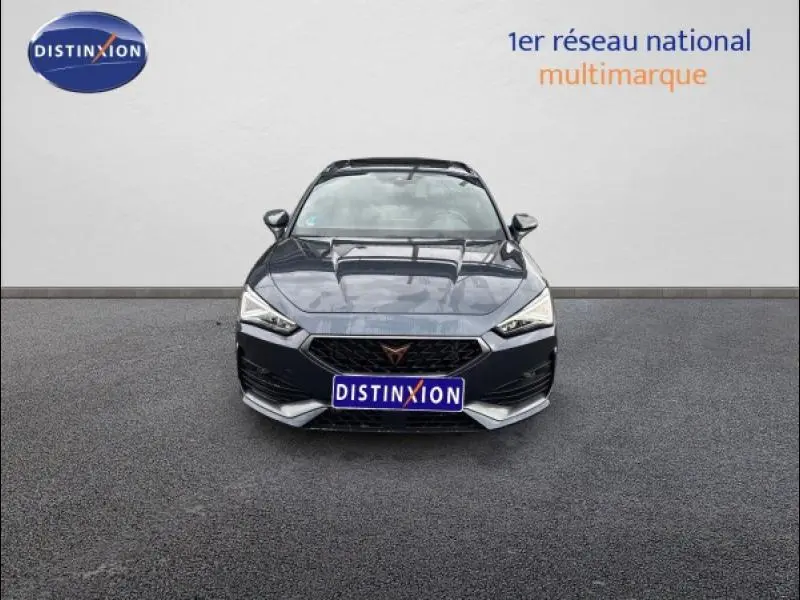 Vue frontale d'une CUPRA Leon 1.5 eTSI 150ch V DSG7 gris magnétique mat avec calandre noire et logo CUPRA orange.