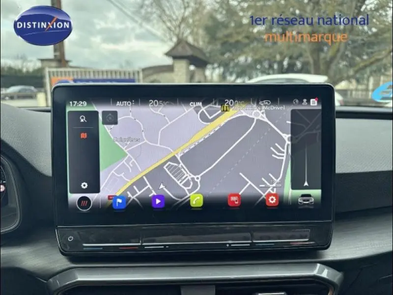 Écran tactile du système de navigation de la CUPRA Leon 1.5 eTSI 150ch V DSG7, vue intérieure avant.