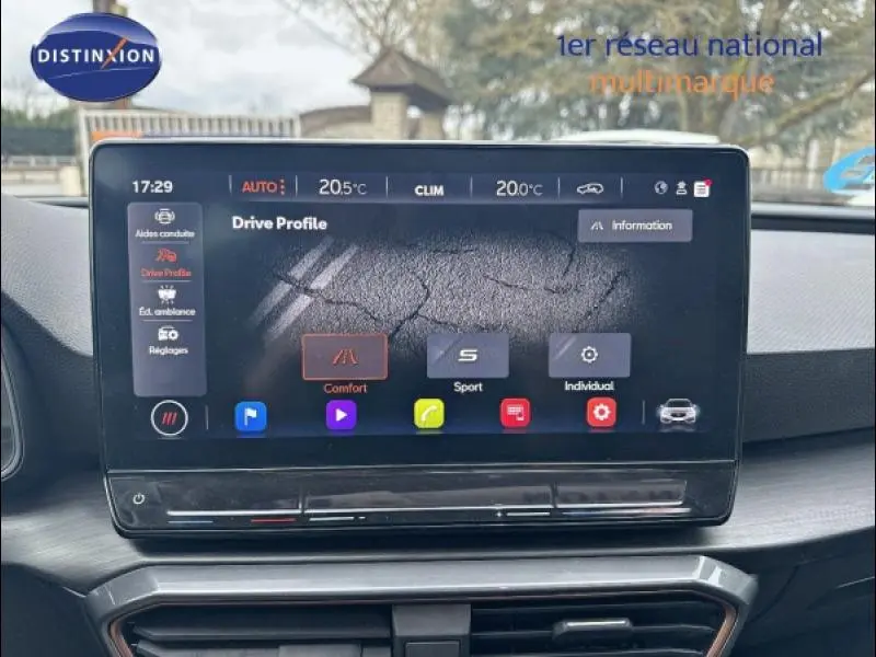 Écran tactile central affichant les modes de conduite dans l'habitacle d'une CUPRA Leon gris mat 2024