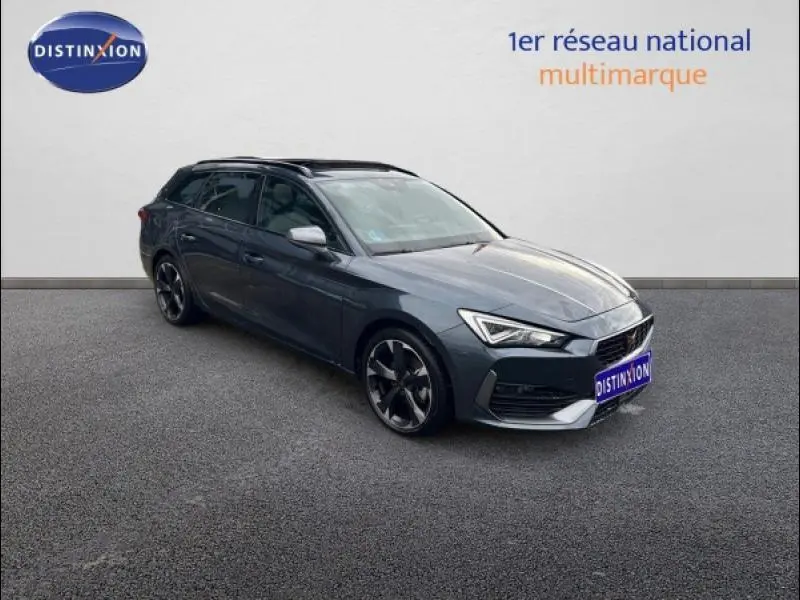 Vue 3/4 avant droite d'une CUPRA Leon 2024 gris magnétique mat avec jantes alu et toit ouvrant panoramique.