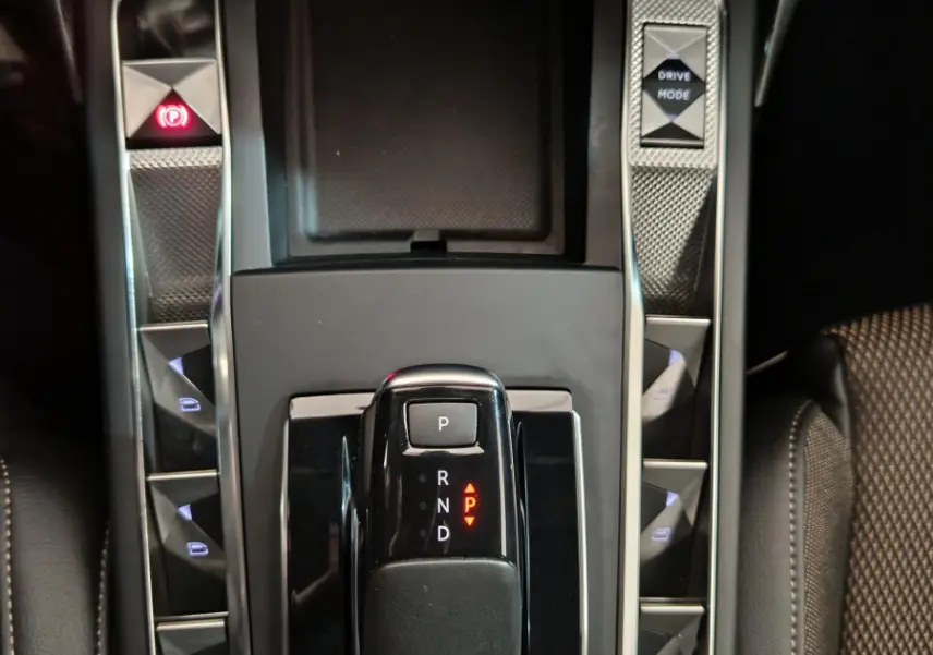 Vue rapprochée de la console centrale noire du DS3 Crossback 2020 avec levier de vitesse automatique et boutons lumineux.