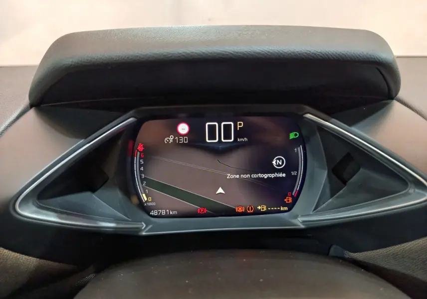 Tableau de bord numérique du DS3 Crossback 2020 affichant la vitesse et la navigation, vue frontale intérieure.