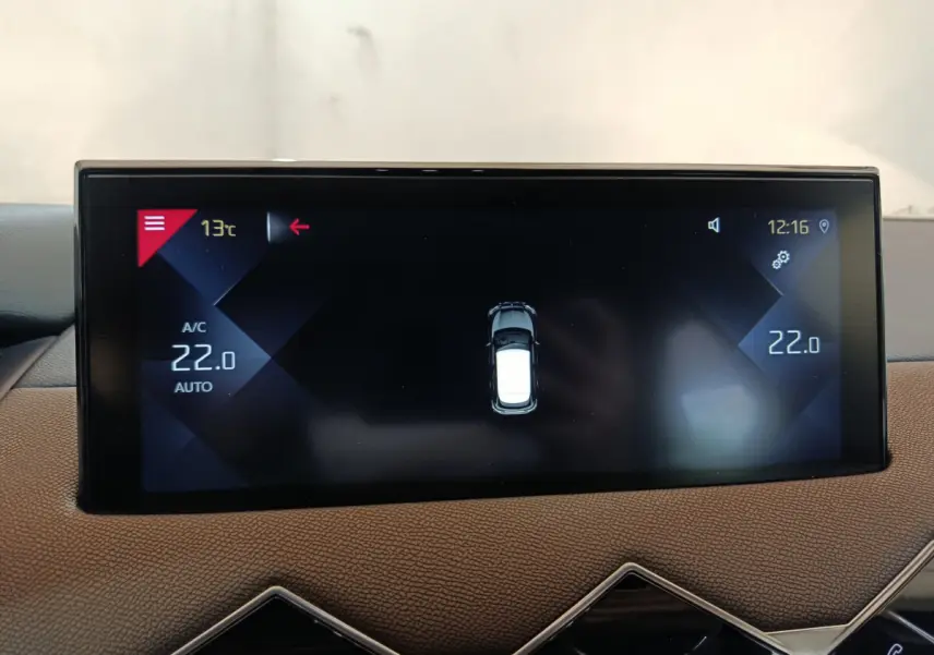 Écran tactile central affichant la climatisation à 22°C et la vue 3D du véhicule DS3 Crossback PureTech 130.