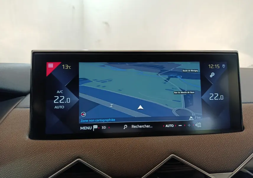 Écran tactile 10,3 pouces du tableau de bord du DS3 Crossback gris foncé, affichant la navigation et la climatisation.