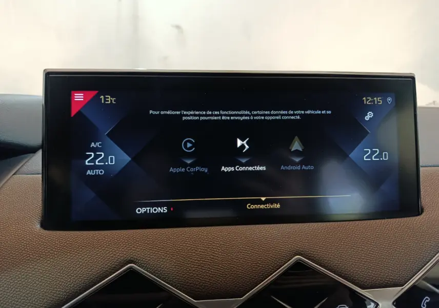 Écran tactile central du tableau de bord du DS3 Crossback gris foncé, affichant Apple CarPlay et Android Auto.