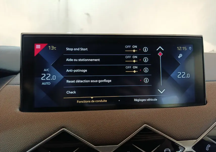 Écran tactile central du DS3 Crossback 2020 affichant les réglages de conduite et la climatisation à 22°C.